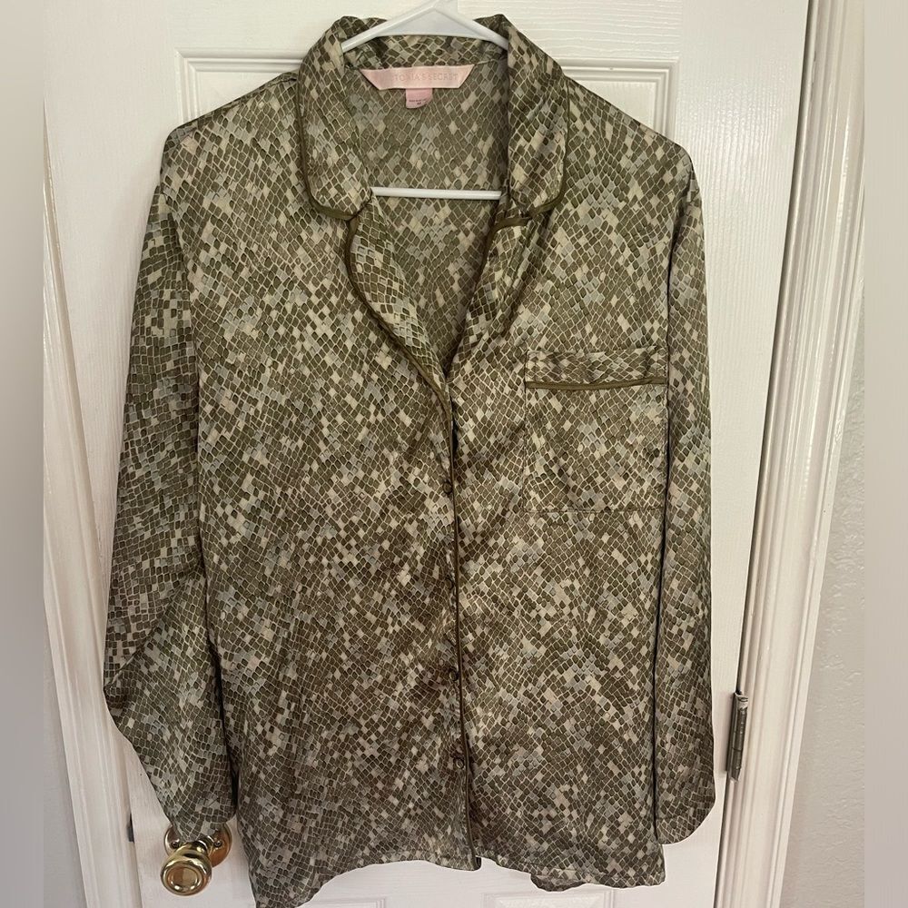 Victoria’s Secret green button front long‎ sleeve sleep shirt, size medium